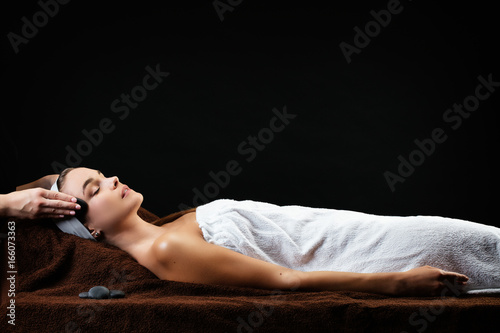 Fotografija Massage du visage aux pierres chaudes