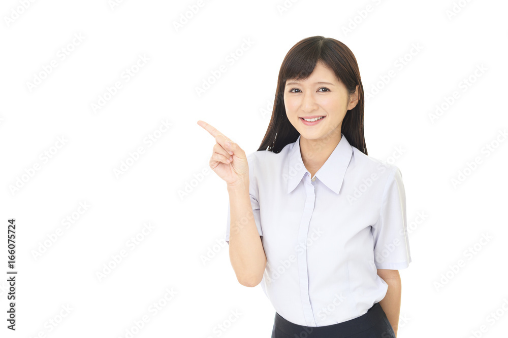 指示する笑顔の女性