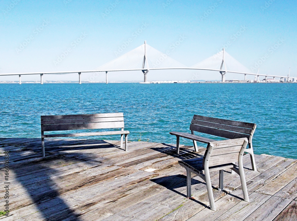 Puente de La Constitución, llamado La Pepa, con barco, mar y nubes en Cádiz, Andalucía. España Puente de La Constitución, llamado La Pepa, con barco, mar y nubes en Cádiz, Andalucía. España