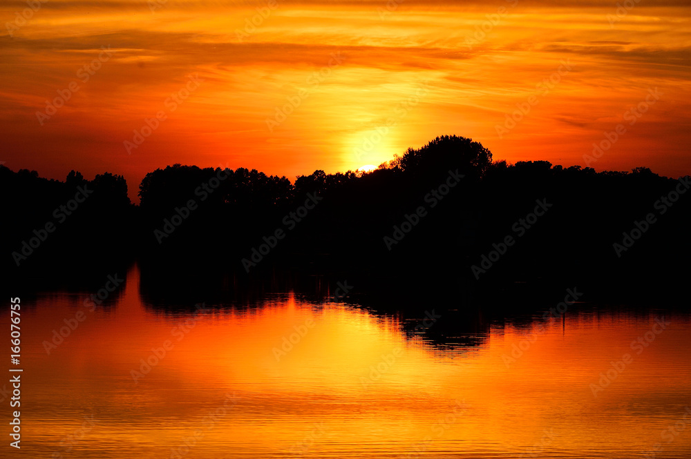 Zachód słońca nad jeziorem i odbicie w wodzie - obrazy, fototapety, plakaty 