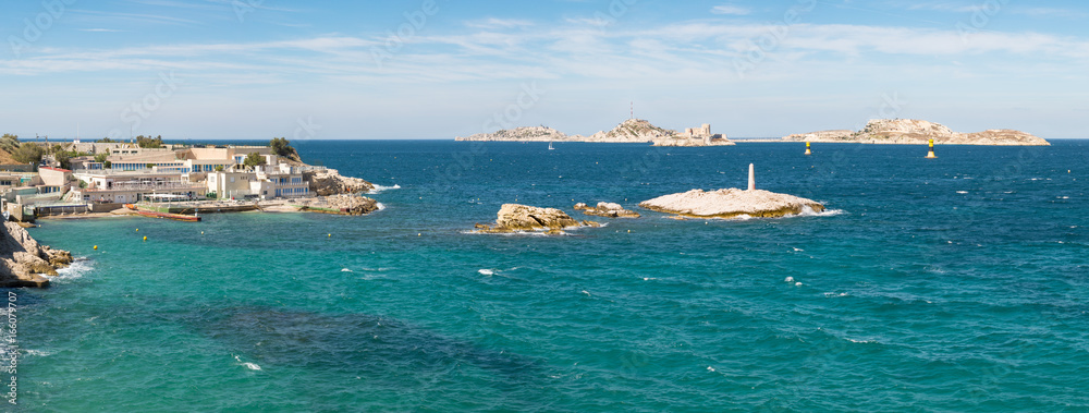 Vue sur les iles de Marseille - Frioul et Chateau d If