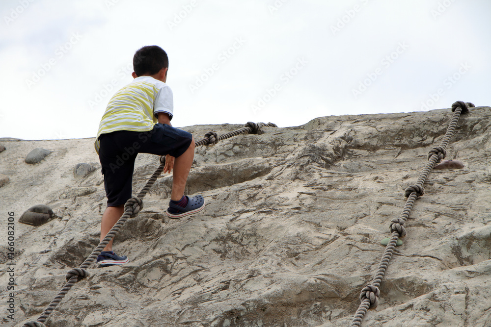 ロープで壁を登る小学生(2年生)