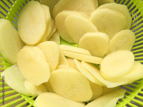 Patatas cortadas en rodajas. photo