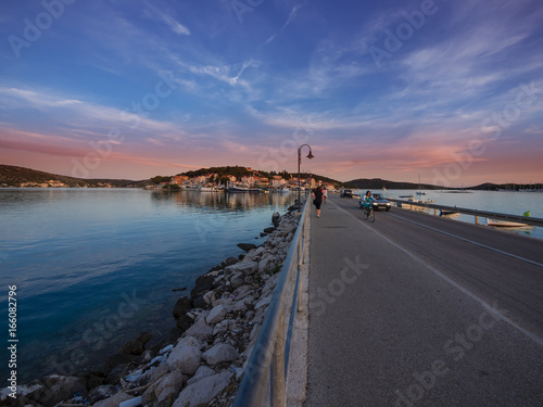 Kroatien, Adriaküste, Dalmatien, Region Split, Rogoznica mit Bucht und Yachthafen © David Brown