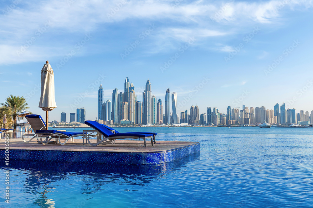 Fototapeta premium Dubaj panoramę z leżakami na pierwszym planie do odpoczynku