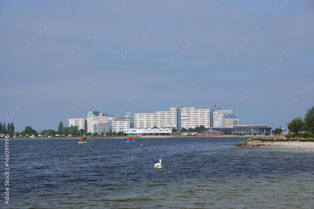 Binnensee mit Ferienzentrum im Ostseebad Heiligenhafen, Schleswig-Holstein