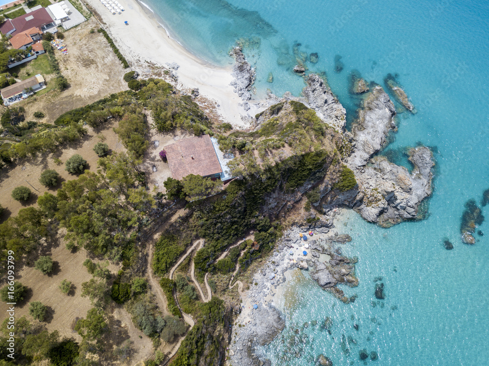 Paradiso del sub, spiaggia con promontorio a picco sul mare. Zambrone, Calabria, Italia. Immersioni relax e vacanze estive. Vista aerea
