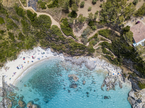 Paradiso del sub, spiaggia con promontorio a picco sul mare. Zambrone, Calabria, Italia. Immersioni relax e vacanze estive. Vista aerea