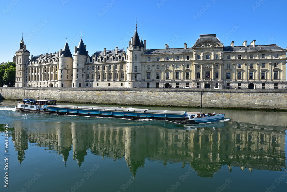 Péniche sur la Seine devant la Conciergerie à Paris, France Péniche sur la Seine devant la Conciergerie à Paris, France