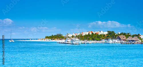 Fototapeta Naklejka Na Ścianę i Meble -  Tropical Island in Caribbean Sea of Mexico / North End of so called island 