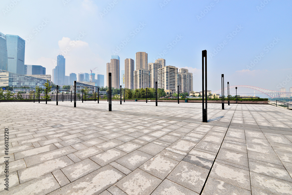 Obraz premium Empty floor with modern skyline and buildings