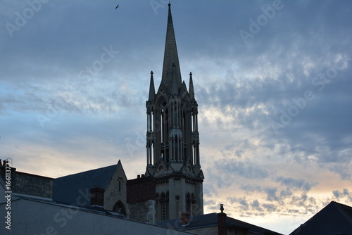 clocher de Caen au crépuscule