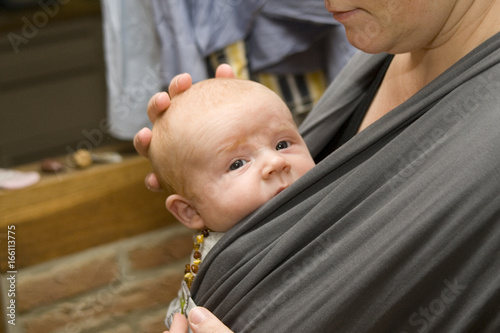 Baby im Tragetuch bei der Mutter