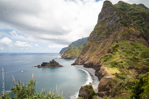 Zauberhafte Küstenlinie mit Strand auf Madeira