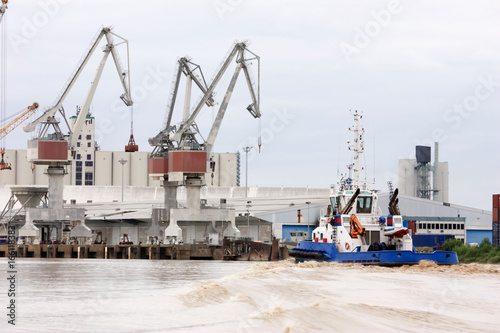 Port de chargement et remorqueur © natgi