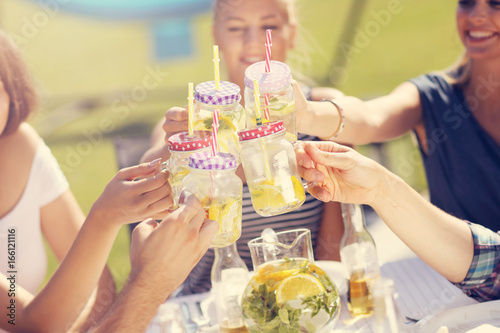 Canvas Print Friends having barbecue party in backyard