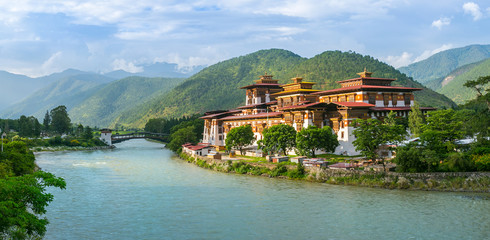 Gordijnen Azië Punakha Dzong klooster in Bhutan  © kardd