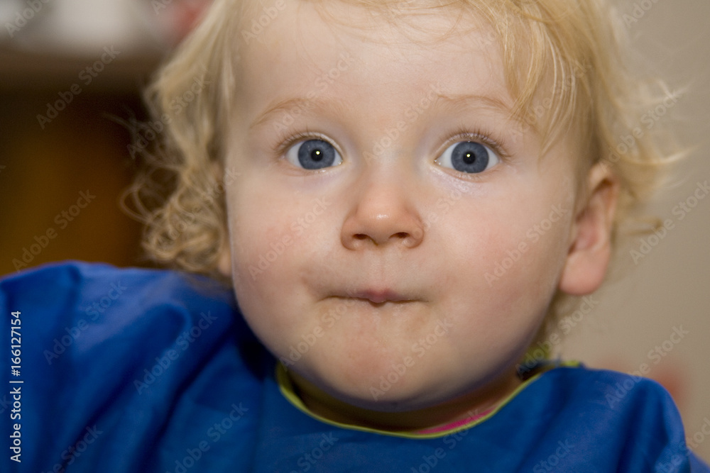 Blondes Mädchen mit großen blauen Augen Blondes Mädchen mit großen blauen Augen