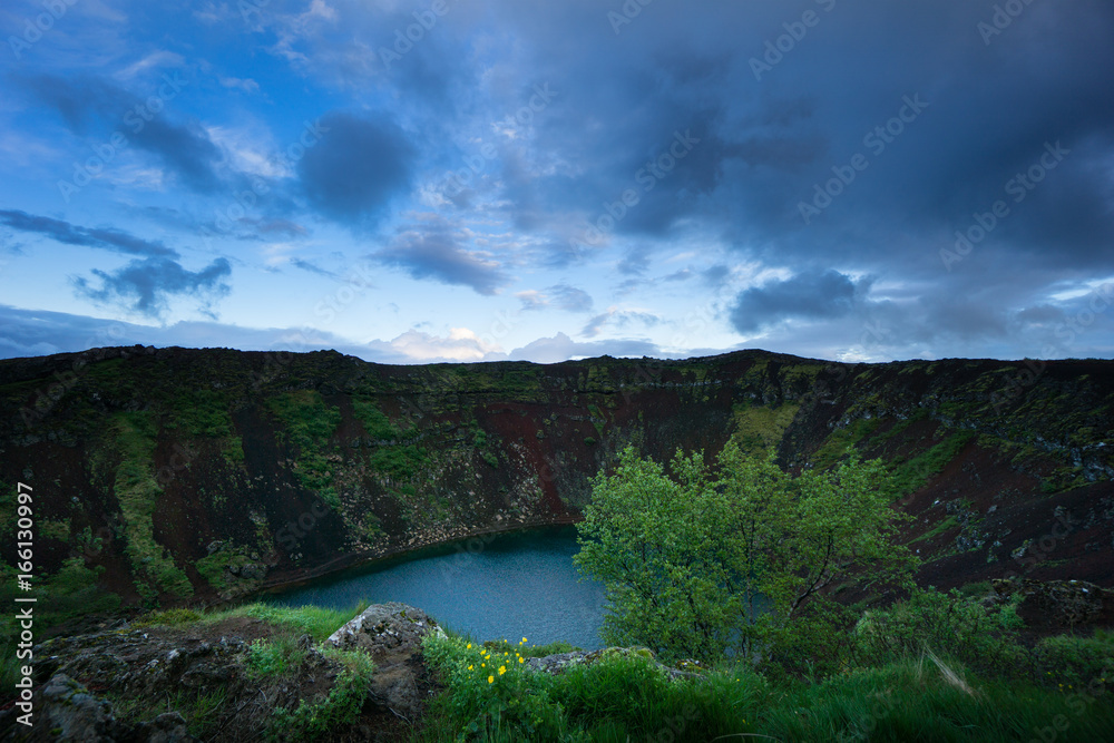 Obraz premium Iceland - Kerid Crater Lake at blue hour