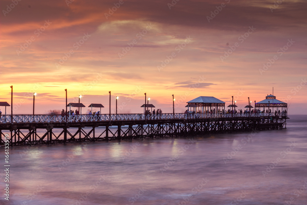 Fototapeta premium MUELLE DE HUANCHACO - TRUJILLO PERÚ
