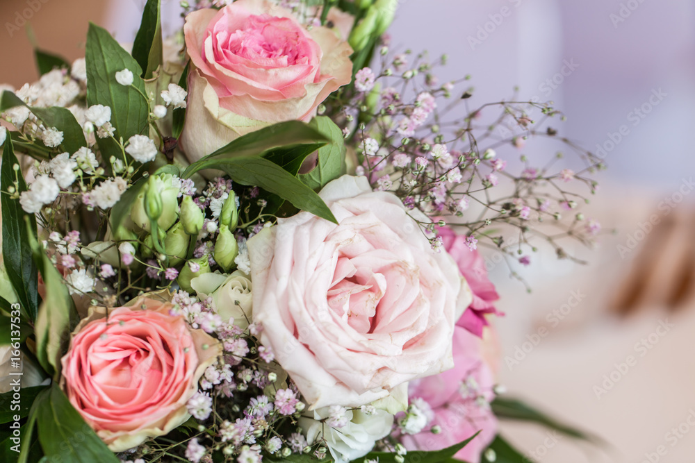 Blumenstrauß mit Rosen und Schleierkraut Blumenstrauß mit Rosen und Schleierkraut