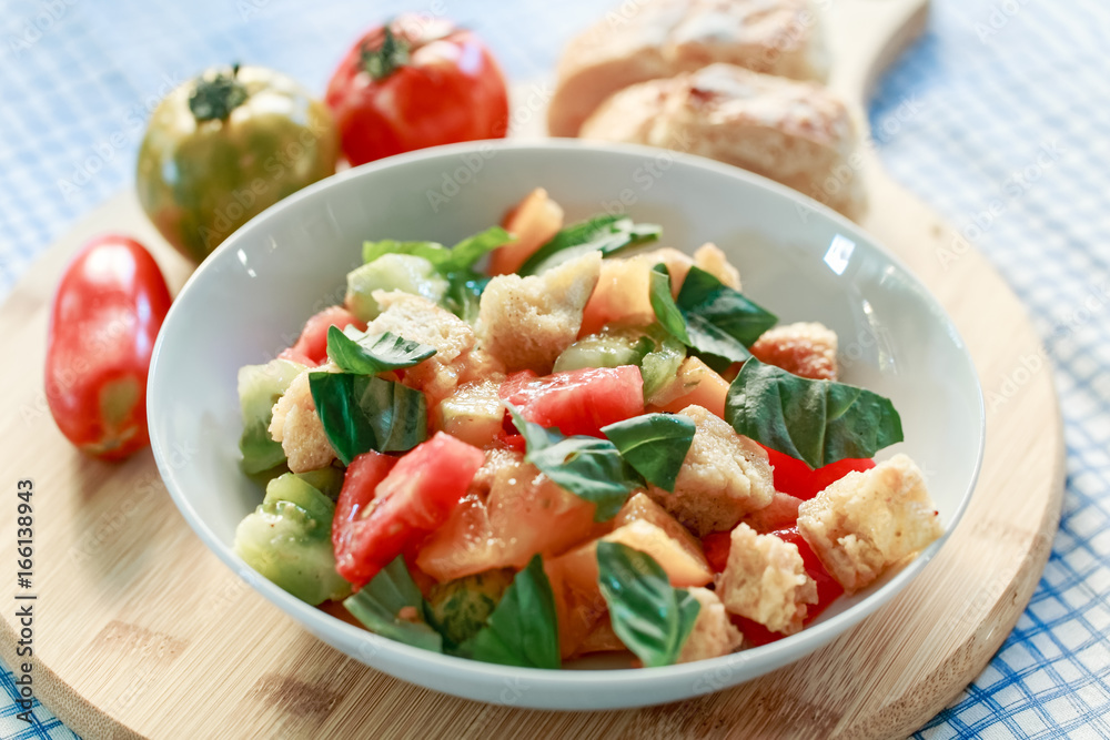 Bunter Tomaten Brot Salat mit Basilikum in weisser Schale Bunter Tomaten Brot Salat mit Basilikum in weisser Schale