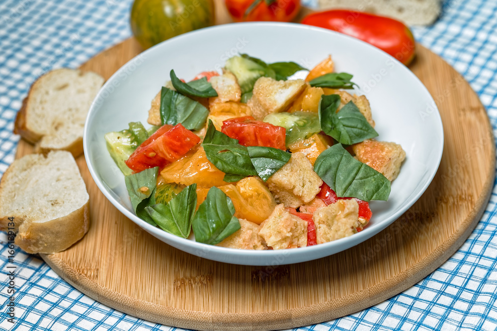Bunter Tomaten Brot Salat mit Basilikum in weisser Schale Bunter Tomaten Brot Salat mit Basilikum in weisser Schale