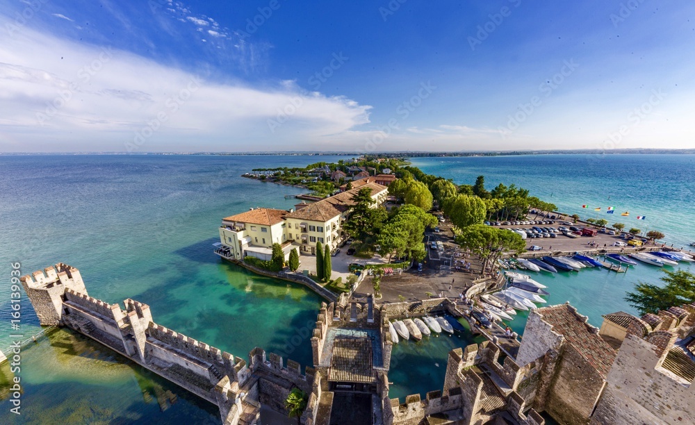 Naklejka premium blick von der burg nach sirmone