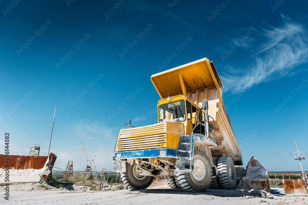 Obraz premium Big yellow mining truck. Work industrial machinery