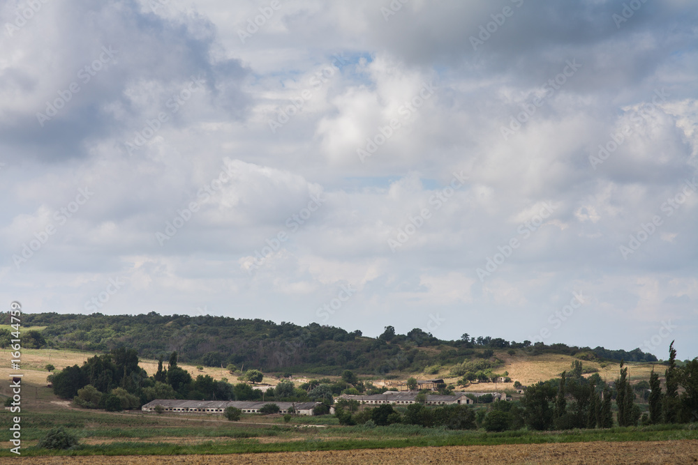 Obraz premium заброшенные фермы abandoned farm amongst the trees and fields