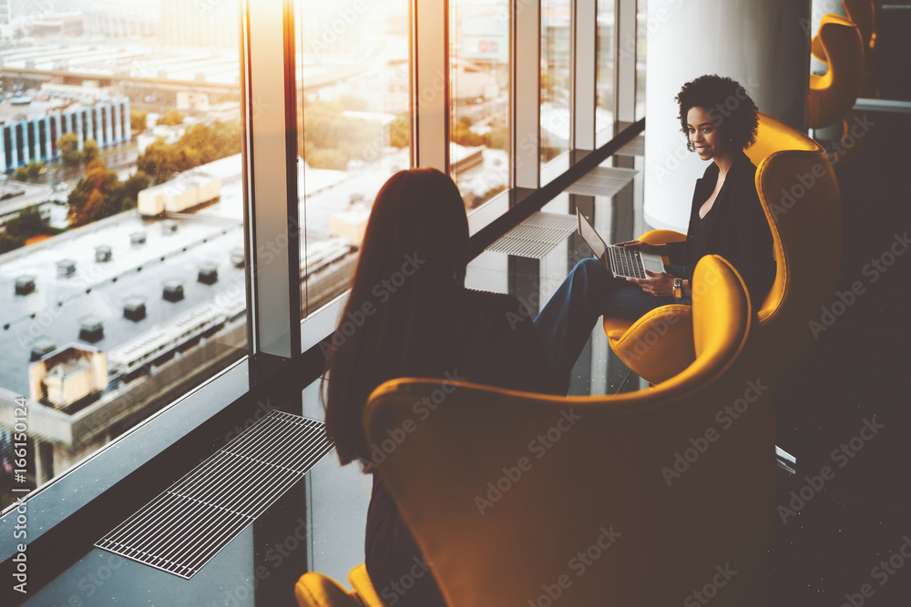 Φωτογραφία Smiling young black female probationer of business company is sitting with her c