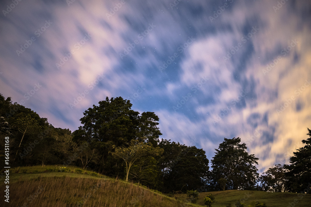 Obraz premium estrellas entre las nubes