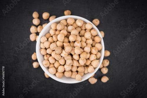 Cuadro en lienzo Rustic slate slab with dried Chickpeas, selective focus