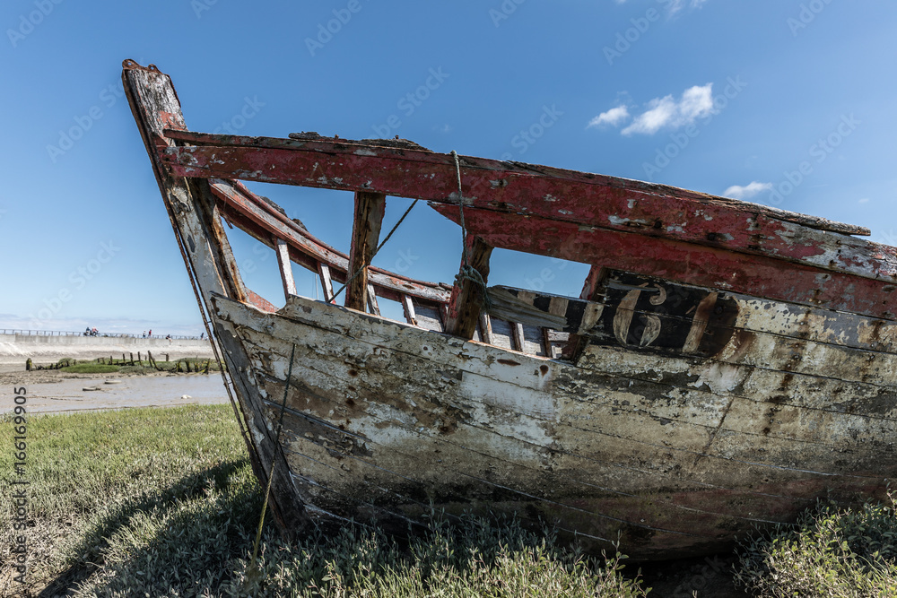 Épave au cimetière de bateaux à Noirmoutier-en-l'Île (France) Épave au cimetière de bateaux à Noirmoutier-en-l'Île (France)