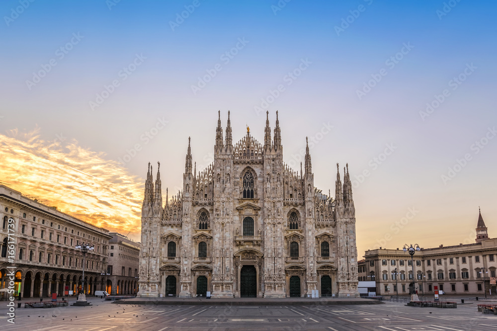 Naklejka premium Katedra w Mediolanie (Milan Duomo) o wschodzie słońca, Mediolan (Mediolan), Włochy