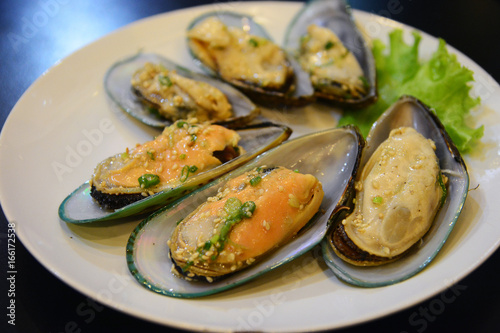  Steamed New Zealand mussels on a plate