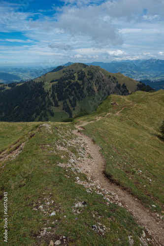 Wandern an einem Sonntag auf der Nagelfluhkette in den Allgäuer Aplen