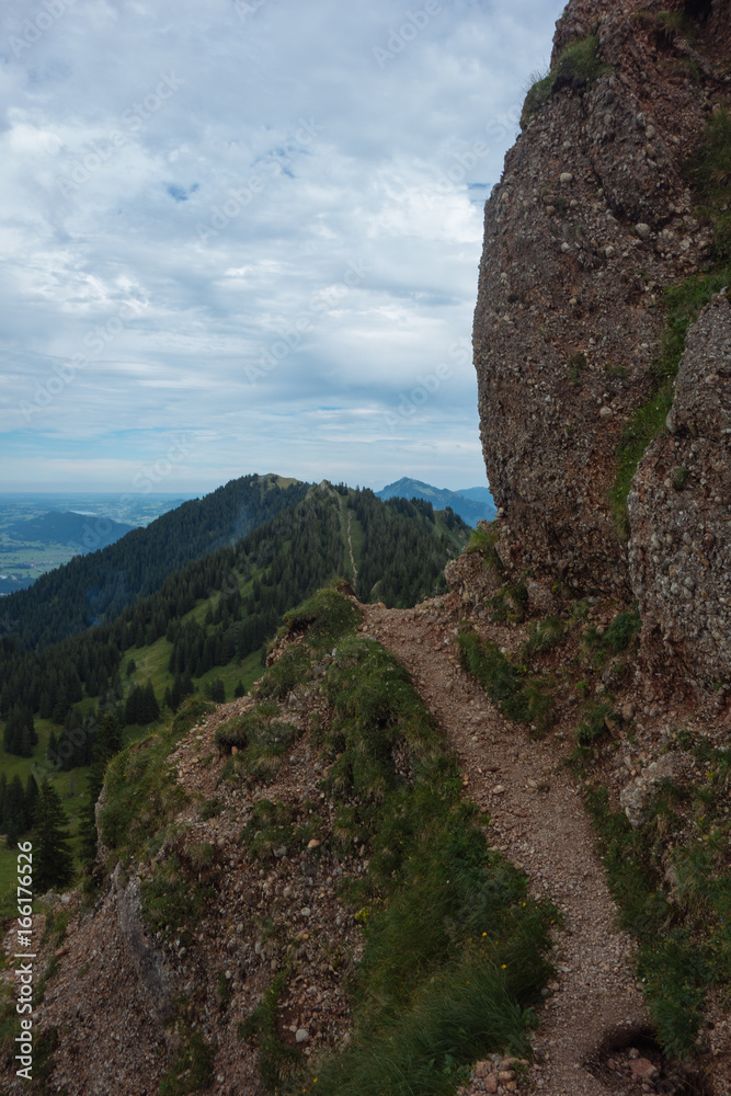 Naklejka premium Wandern an einem Sonntag auf der Nagelfluhkette in den Allgäuer Aplen