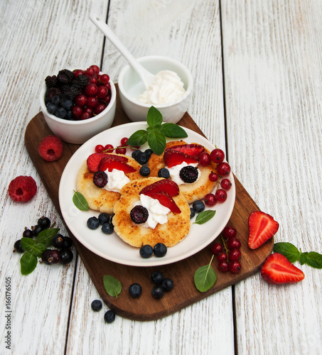 cottage cheese pancake with berries