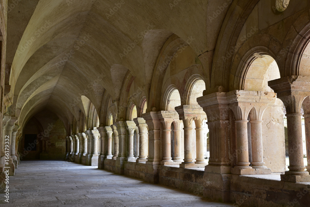 Cloître de l'abbaye royale cistercienne de Fontenay en Bourgogne, France