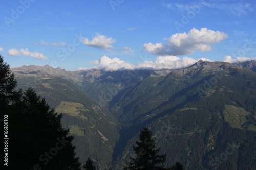 Mölltal, Marterle, Oberkärnten, Lienzer Dolomiten, Kreuzeckgruppe, Kreuzeck, Alm, Stadel, Straße, Wolken, Sommer photo