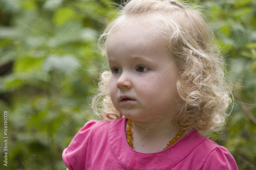 Mädchen ist im Garten und beobachtet etwas Mädchen ist im Garten und beobachtet etwas