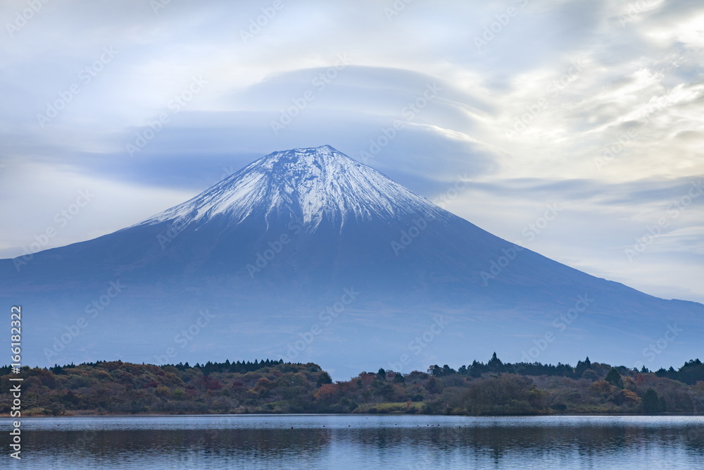 富士山と笠雲、静岡県富士宮市田貫湖にて