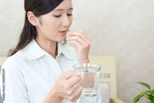 薬を飲む女性 photo