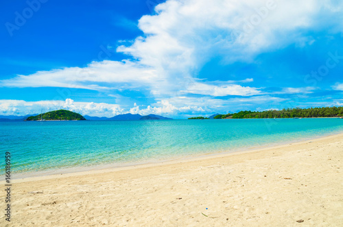 Fototapeta Naklejka Na Ścianę i Meble -  Beautiful tropical island beach and blue sky
