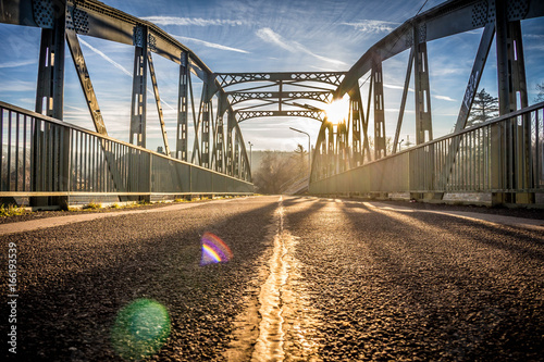 brücke im sonnenuntergang
