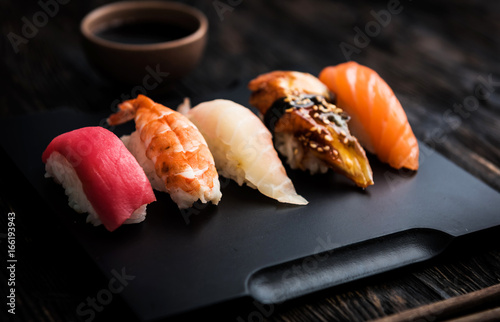Φωτογραφία sashimi sushi set with  soy on black background