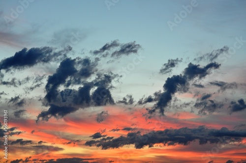 Bewölkter Himmel im Abendrot © Florian