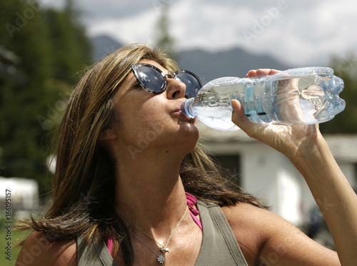 Donna assetata sotto il sole