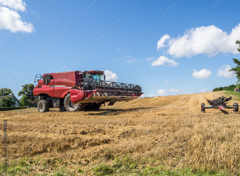 Obraz premium Mähdrescher bei der Ernte